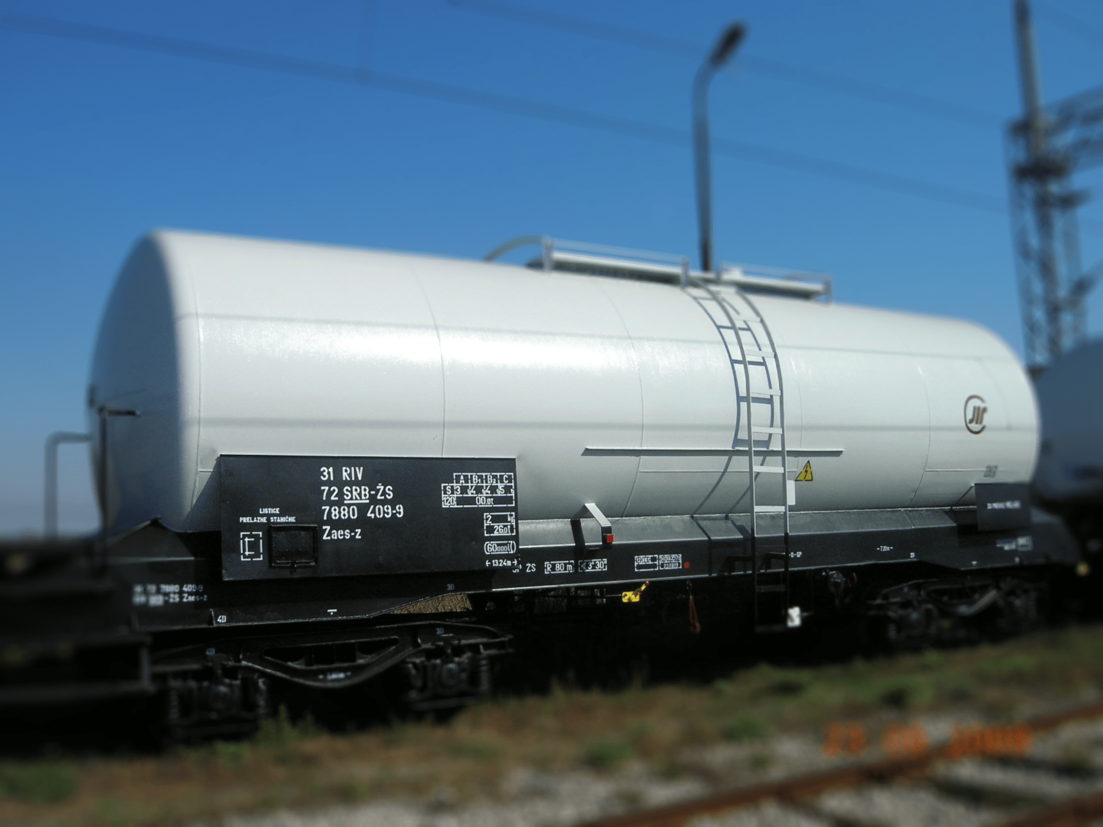 Tank wagon with steel vessels for holding liquids or gases