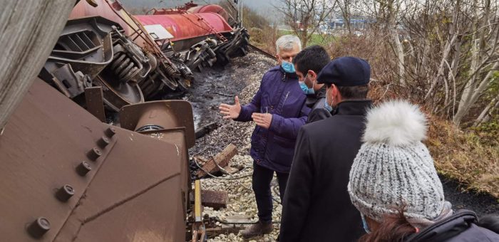 MINISTAR TOMISLAV MOMIROVIĆ OBIŠAO MESTO ISKLIZNUĆA VAGON-CISTERNI NA NIŠKOJ PRUZI, ŽELEZNIČKI SAOBRAĆAJ IZMEĐU JAGODINE I BAGRDANA I DALJE U PREKIDU