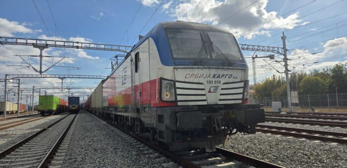 „СРБИЈА КАРГО“ ПРЕВЕЗАО ПРВИ COSCO КОНТЕЈНЕРСКИ ВОЗ РЕКОНСТРУИСАНОМ ДЕОНИЦОМ БРЗЕ ПРУГЕ НОВИ САД – СУБОТИЦА